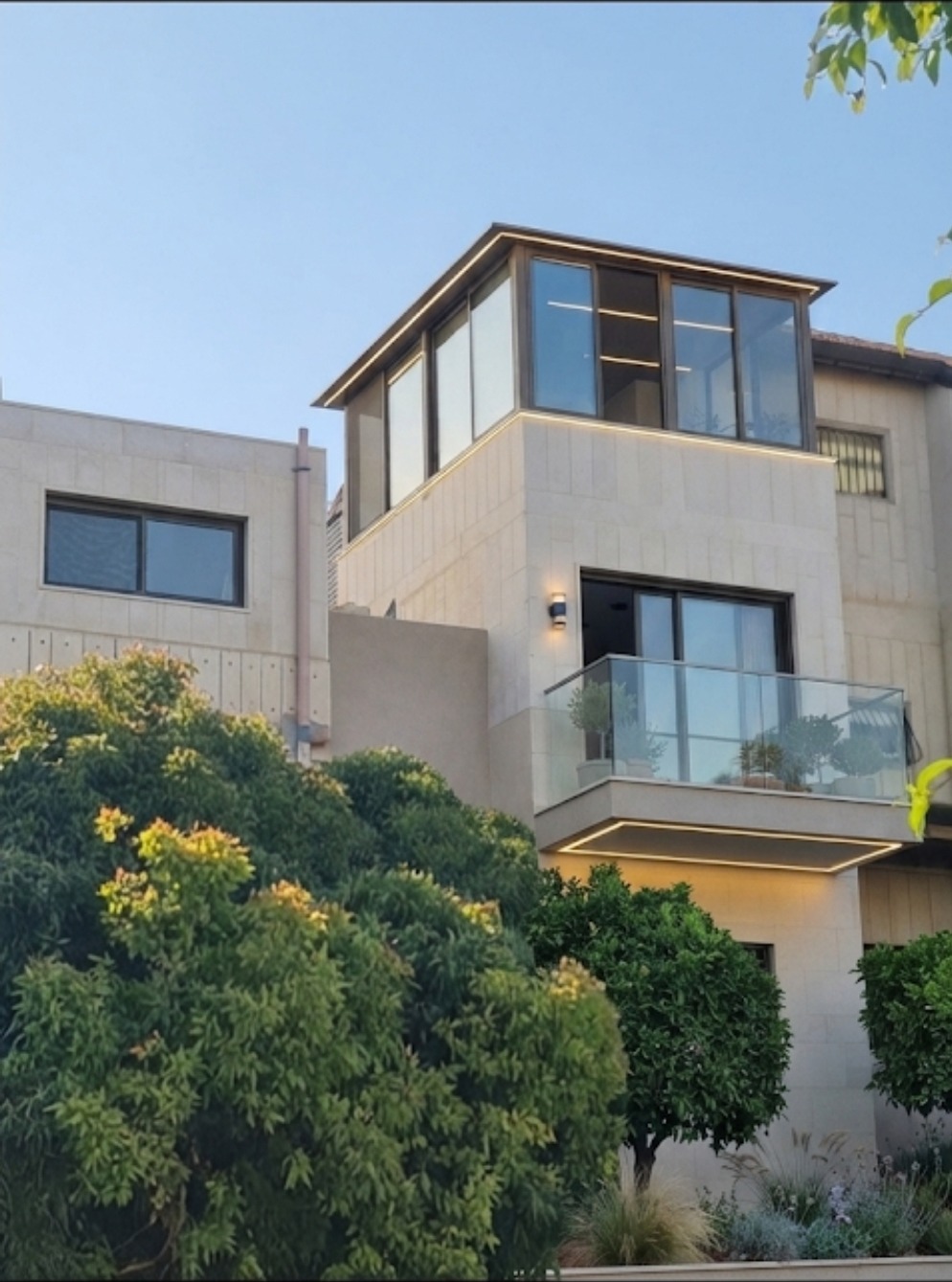 סגירת זכוכית וגג פאנל על מרפסת מודרנית