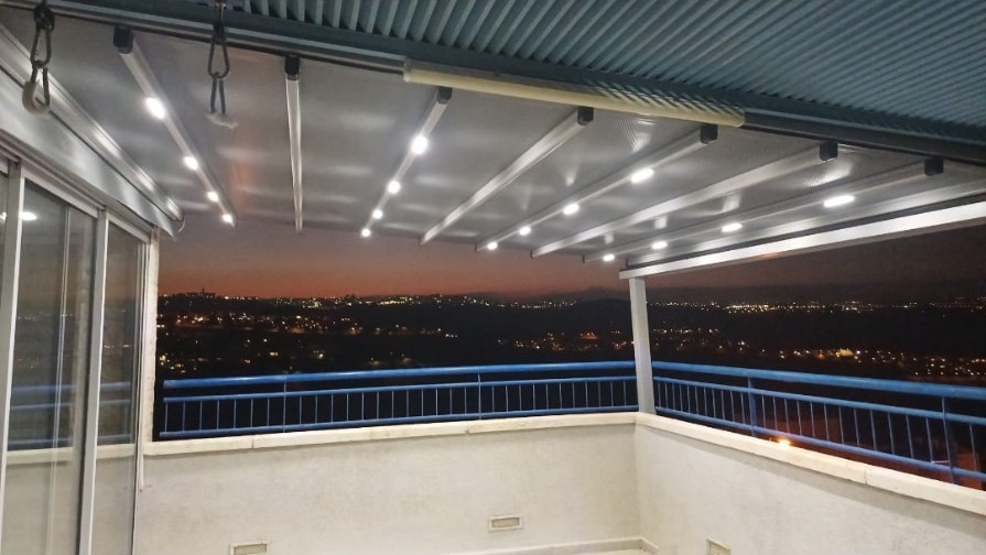אחרי — פרגולה חשמלית מוגמרת עם תאורת לד בלילה